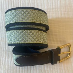 Green Vineyard Vines Whale Ribbon Belt - Size 42 - Like New